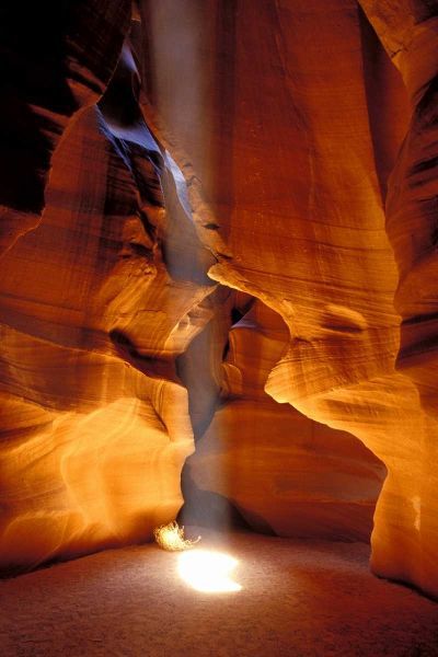 AZ, Page, Sun beam shines onto Antelope canyon